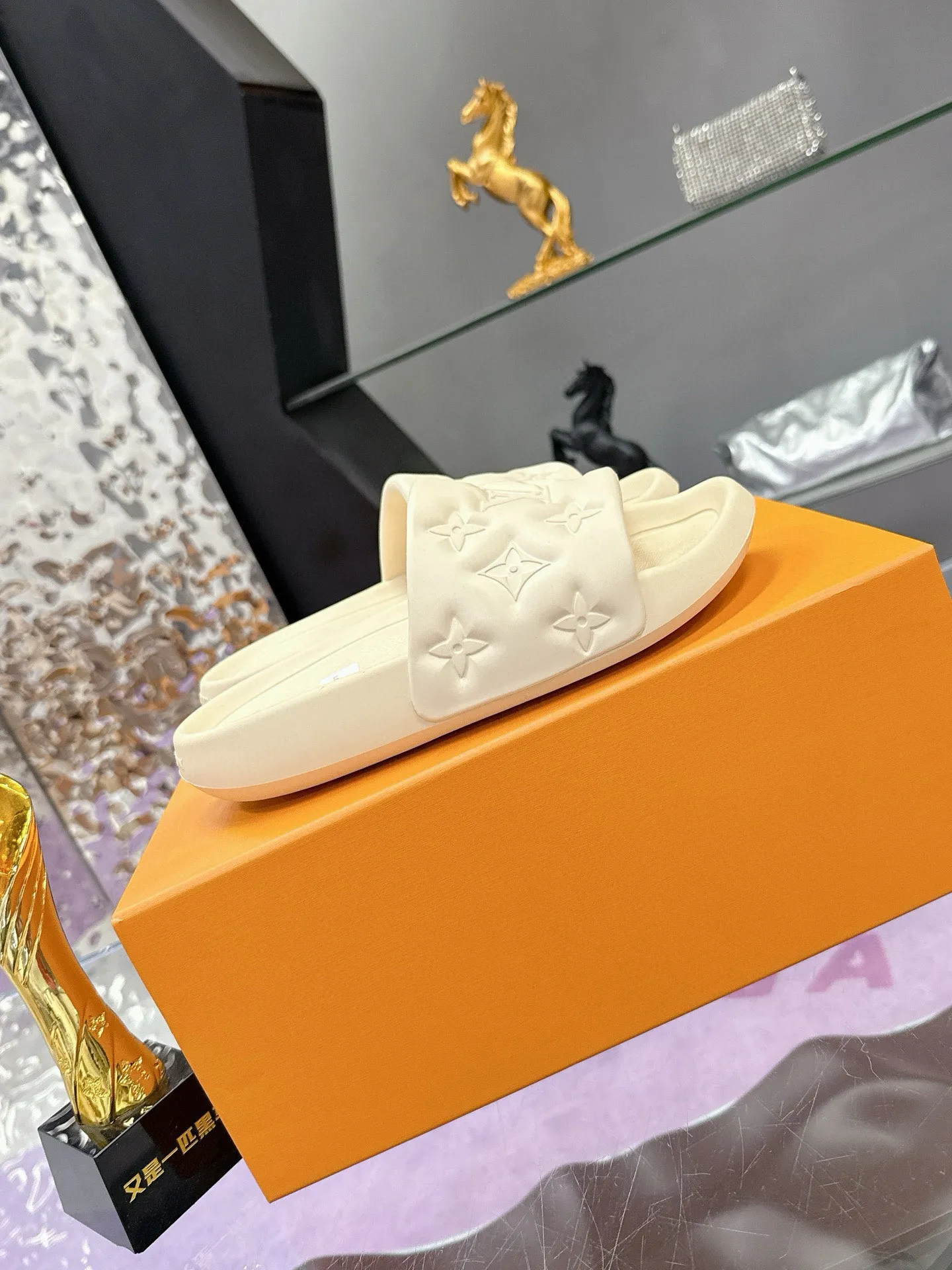 Factory price: 260💰【𝐋𝐕 Slippers】▪️Shoe size: Men's 38-45 ▪️Packaging: Counter top quality~original packaging 𝟐𝟎𝟐3 Louis Vuitton counter's new embossed slippers, L's monogram embossed slippers, Waterfront sandals are back, the upper buckle is embossed with LV's iconic Monogram pattern. Made of waterproof rubber with a comfortable and resilient insole. The lightweight, flexible outsole is embossed with the Louis Vuitton logo. ▪️Fabric: Original molded rubber foam surface ▪️Technology: embossed logo ▪️Sole: Original molded rubber foam outsole ▪️Sole thickness: 3CM.